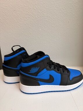 Nike Kids Black and Blue Mid-Top Sneakers
